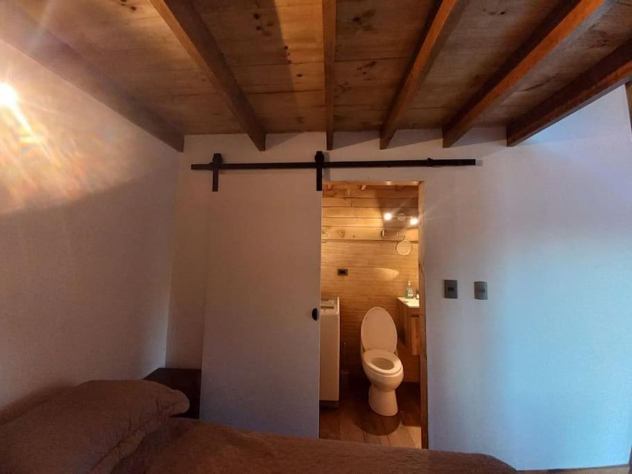 cabaña en orilla de río photo 4