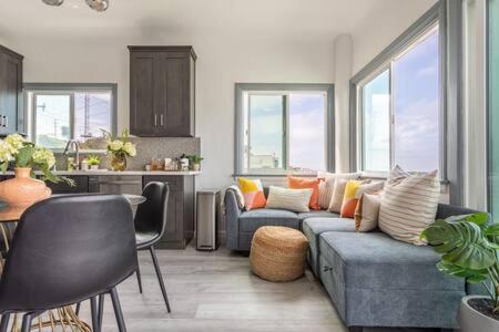 AMAZING OCEAN VIEW - LUXURY Manhattan Beach 1 Bedroom - Parking photo 2