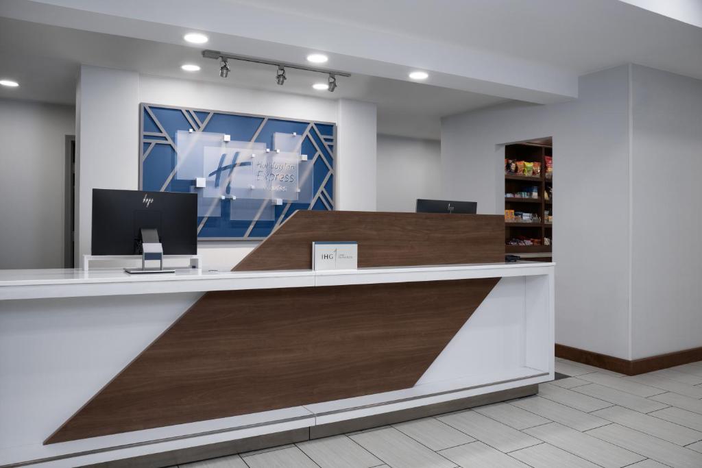 Holiday Inn Express & Suites Alexandria - Fort Belvoir, an IHG Hotel photo 1