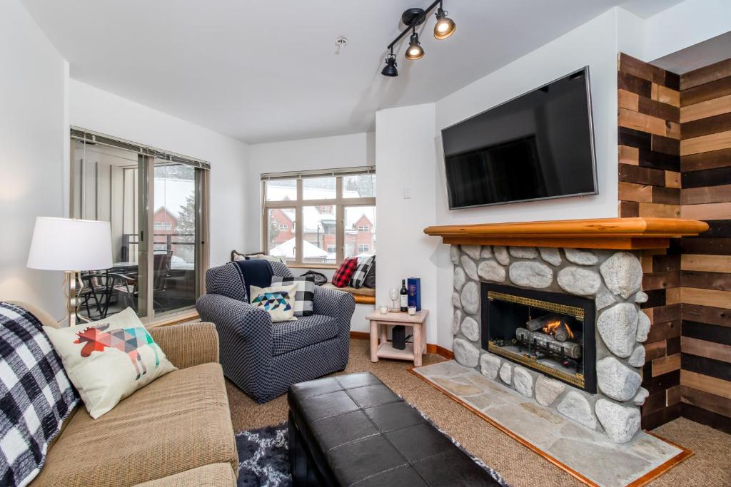 Creekside Slopeside 1BR with pool, hot tub, BBQ