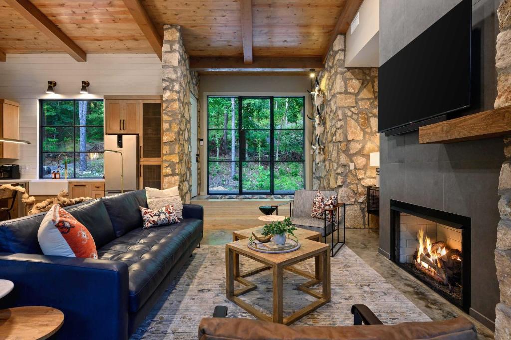 NEW Designer Dream Home - Top Rated with Hot Tub photo 4