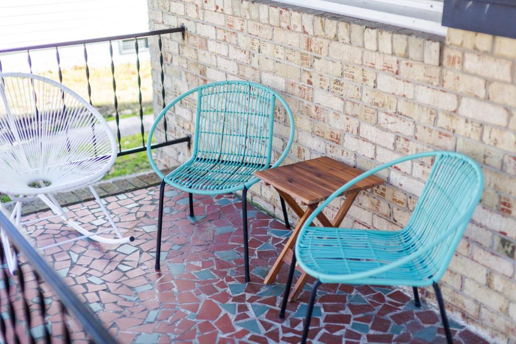 3-BR Home 3 mins to Airport + 11 mins to Beach photo 1