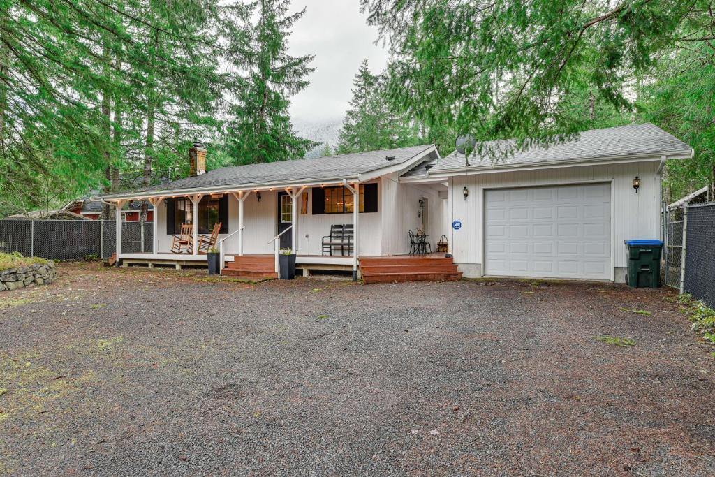 Pet-Friendly Ashford Rainier Home Hot Tub, Kayaks