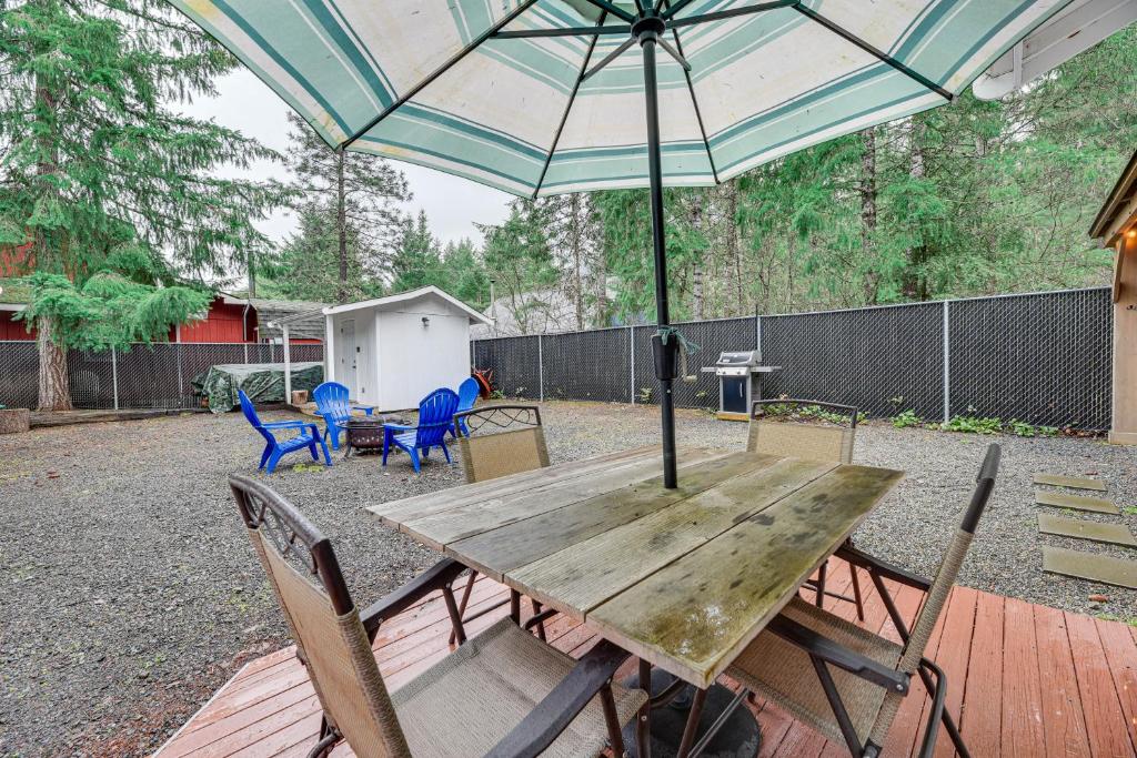 Pet-Friendly Ashford Rainier Home Hot Tub, Kayaks photo 1