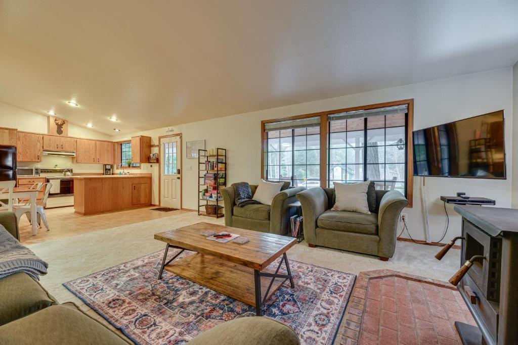 Pet-Friendly Ashford Rainier Home Hot Tub, Kayaks photo 3