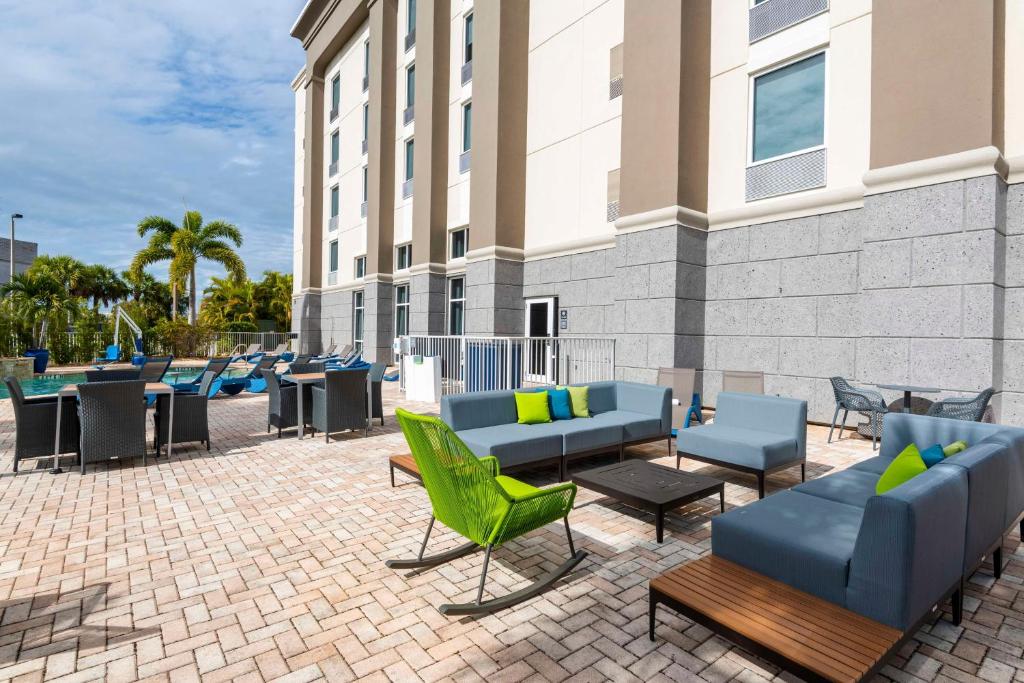 Hampton Inn & Suites Fort Myers-Colonial Boulevard photo 1