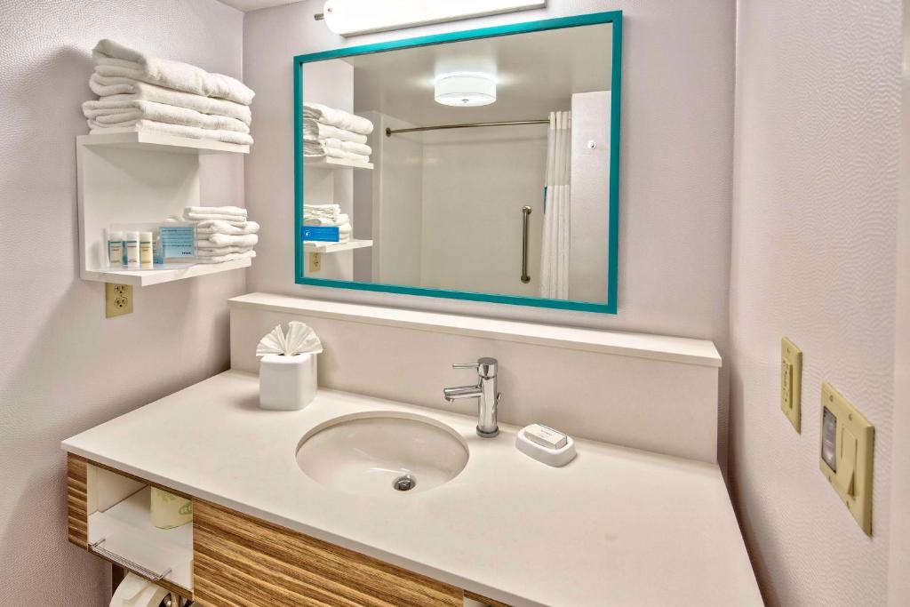 Hampton Inn & Suites Fort Myers-Estero/FGCU, FL Room Type - Room with Two Queen Beds - Non-Smoking