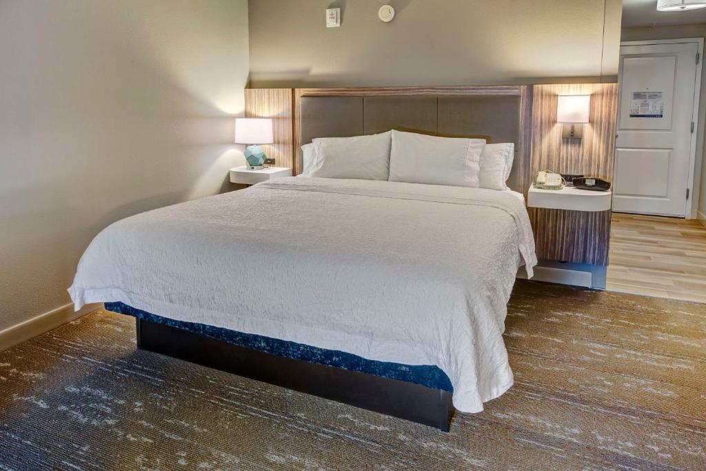 Hampton Inn & Suites Fort Myers-Estero/FGCU, FL Room Type - King Room with King Bed - Non-Smoking