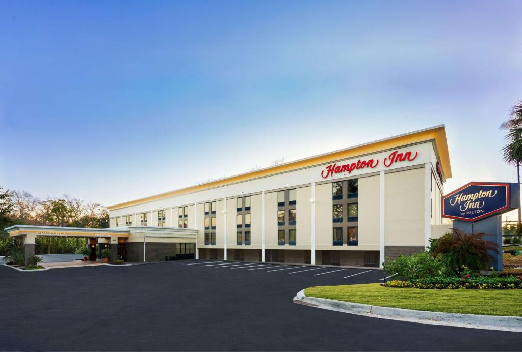 Hampton Inn Gainesville image