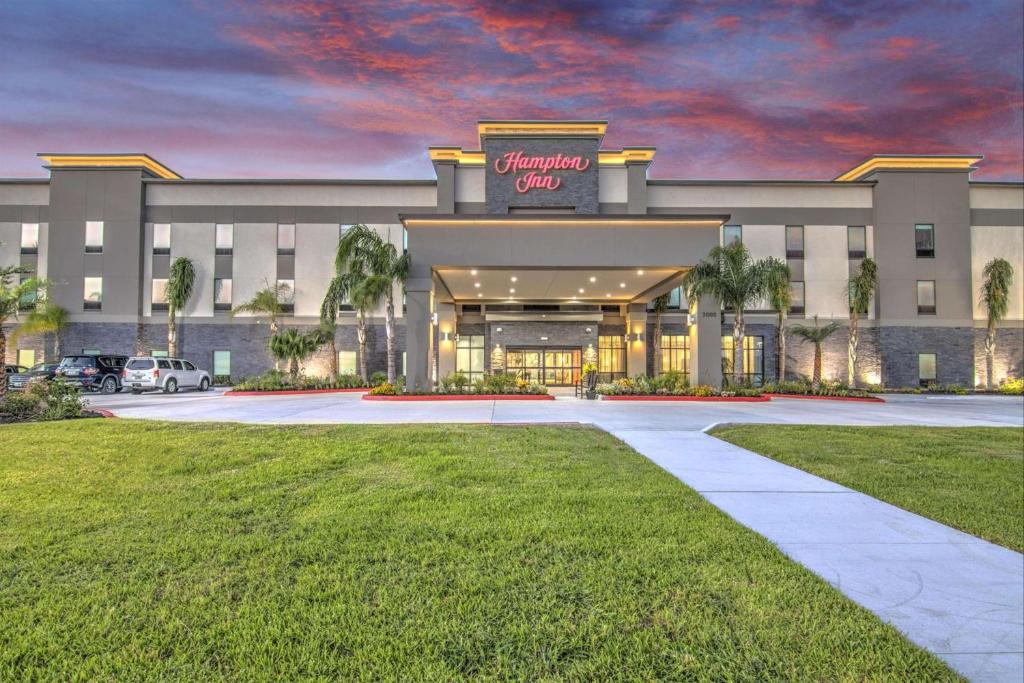 Hampton Inn by Hilton Houston NASA-Johnson Space Center - Tap to explore photos