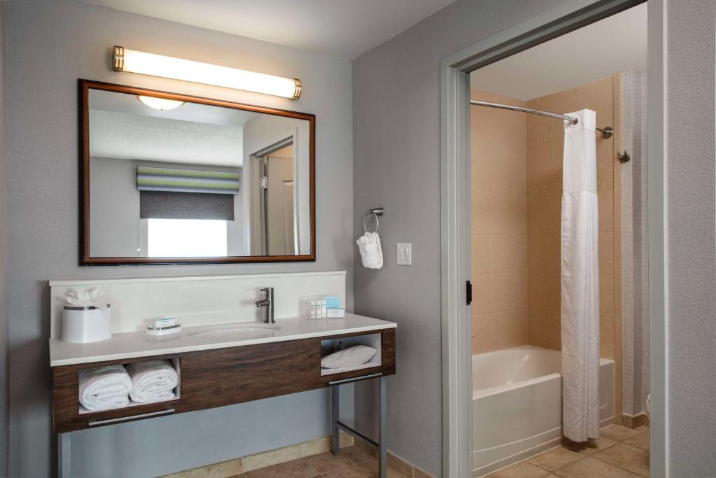 Hampton Inn & Suites Miami-South/Homestead - Tap to explore photos