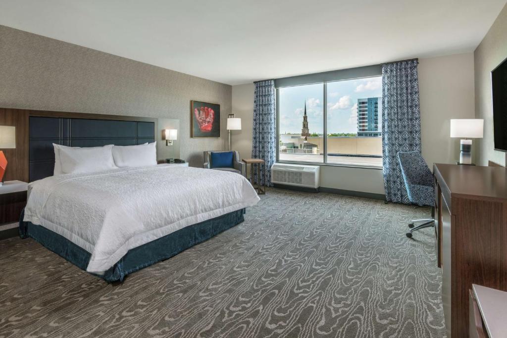 Hampton Inn & Suites Fort Wayne Downtown image
