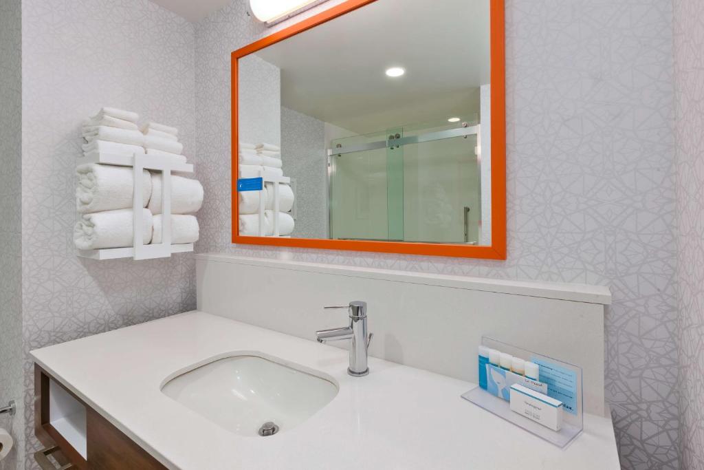 Hampton Inn by Hilton Cape Cod Canal - Tap to explore photos