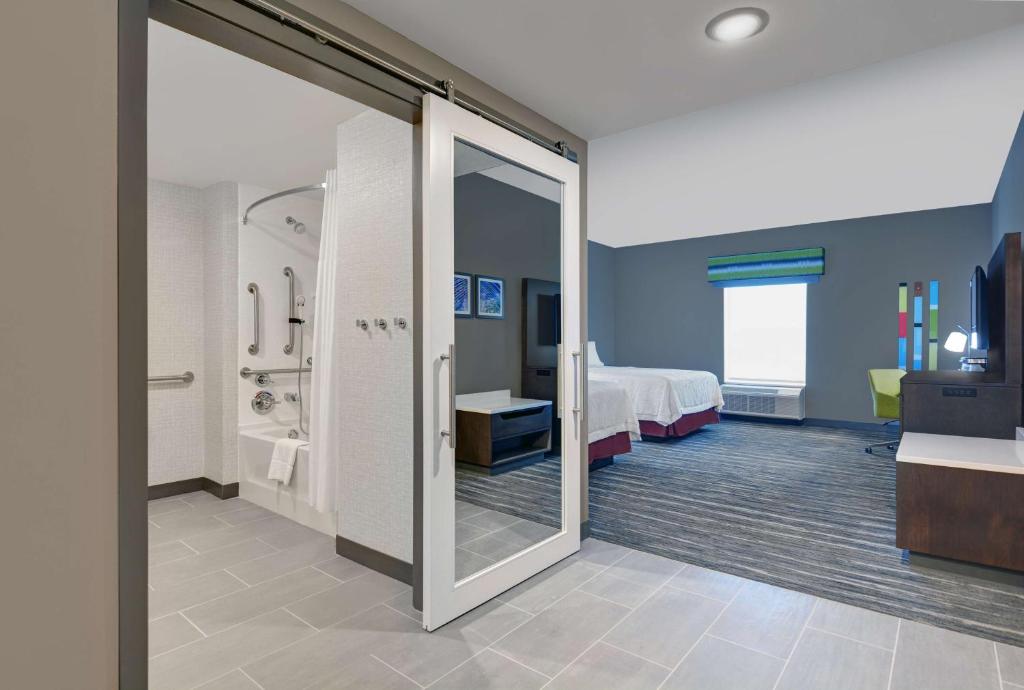 Hampton Inn & Suites Macclenny I-10, FL - Tap to explore photos