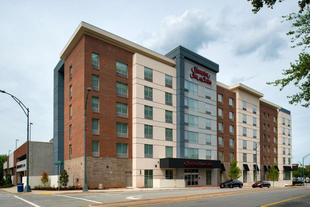 Hampton Inn & Suites Greensboro Downtown image