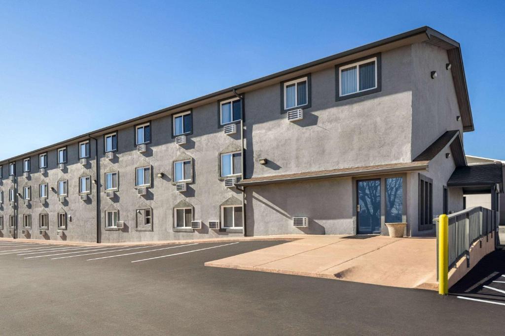 Super 8 by Wyndham Columbus Edinburgh photo 1