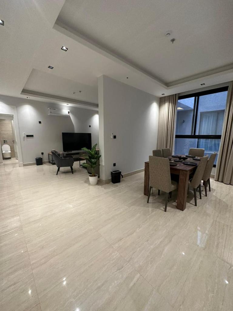 Modern 2-Bedrooms apartment with dining & living room شقه فندقيه فاخره في الملقا - نظام دخول ذاتي photo 3