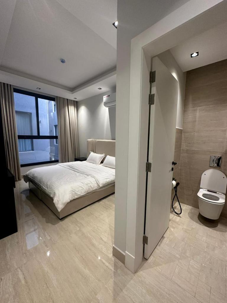 Modern 2-Bedrooms apartment with dining & living room شقه فندقيه فاخره في الملقا - نظام دخول ذاتي photo 4