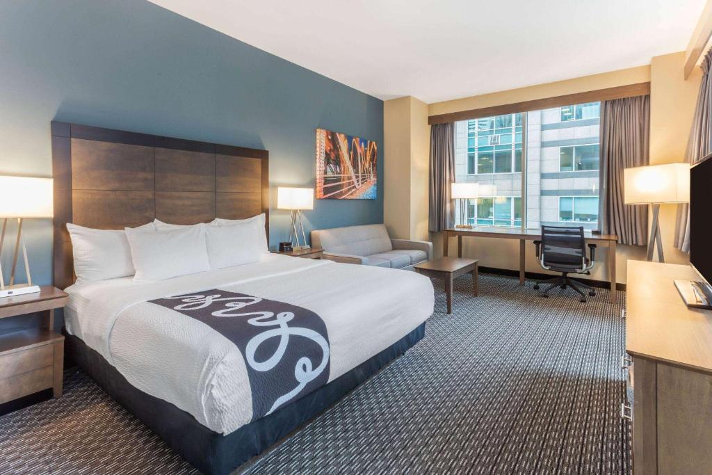 La Quinta Inn & Suites by Wyndham Chicago Downtown image