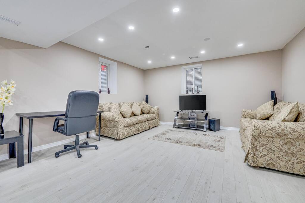 Hidden Gem: Spacious Basement photo 3