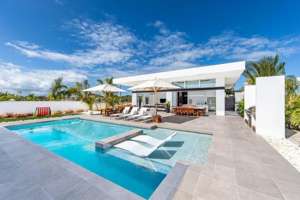 Oceanside 4 Bedroom Luxury Villa with Private Pool, 500ft from Long Bay Beach -V10 photo 4
