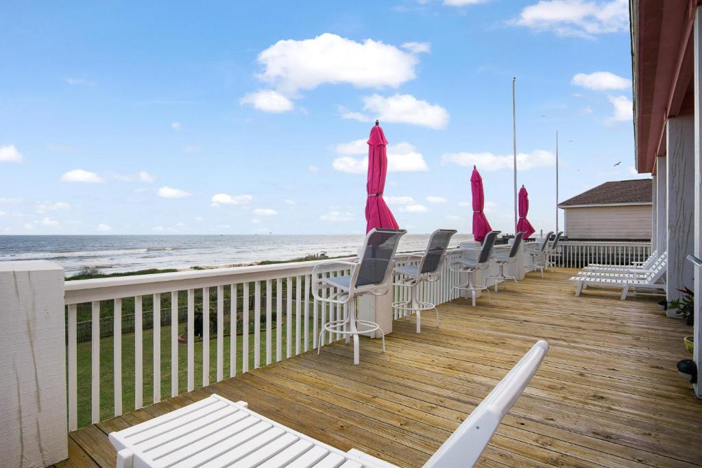 Beach Front Cottage with Beautiful Ocean Views! photo 2