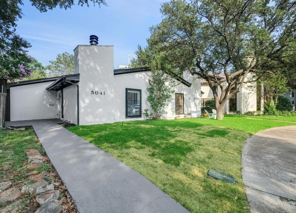 Cozy 4 bedroom home with hot tub galleria location photo 2