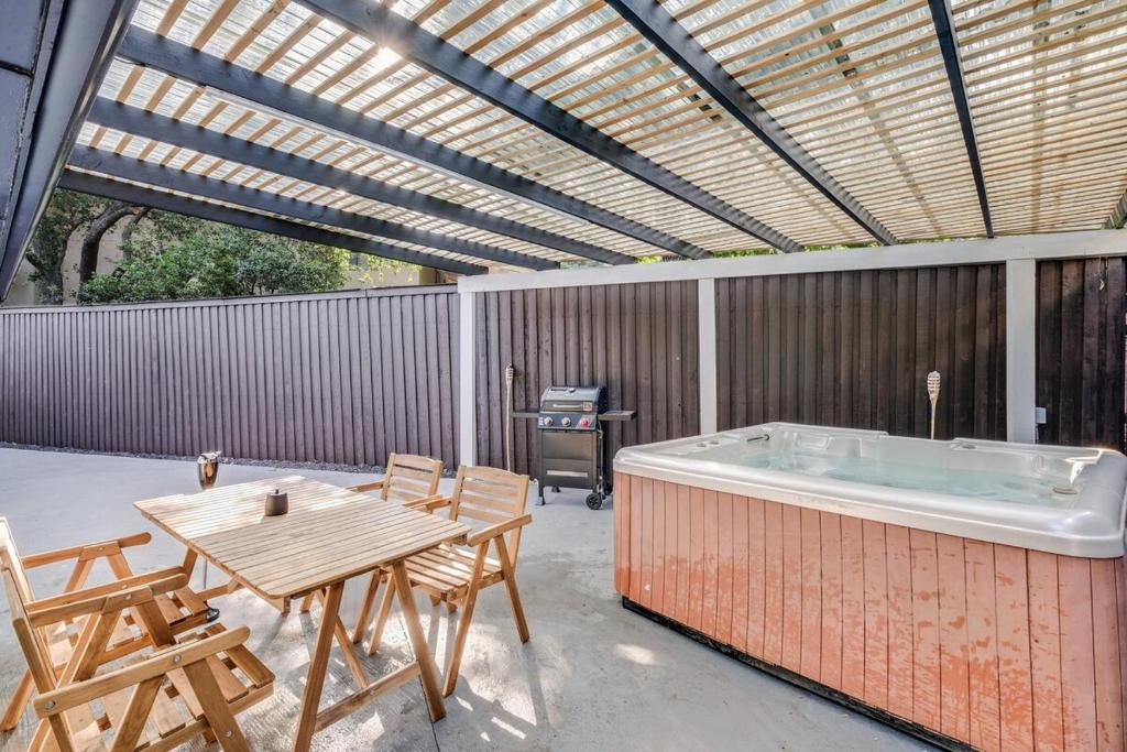 Cozy 4 bedroom home with hot tub galleria location photo 3