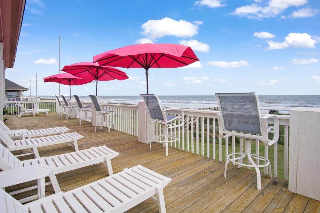 Beach Front Cottage with Beautiful Ocean Views!
