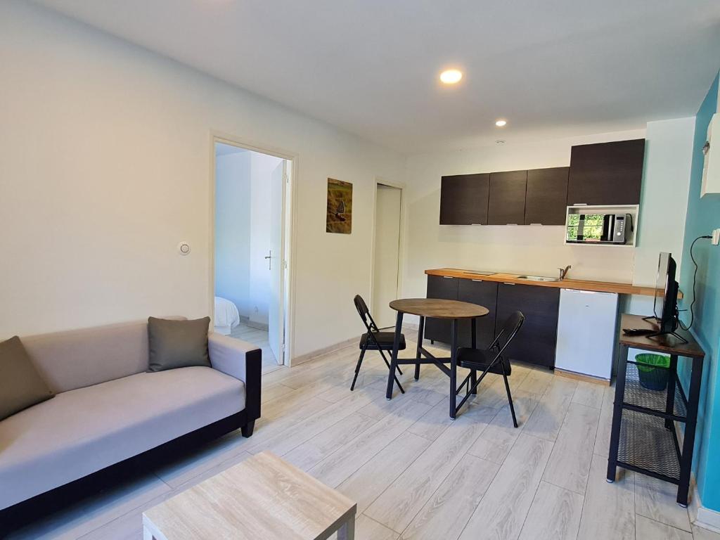 Appartement Lacroix-sur-Meuse, 2 pièces, 2 personnes - FR-1-585-91 photo 1