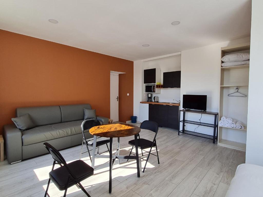 Appartement Lacroix-sur-Meuse, 2 pièces, 2 personnes - FR-1-585-92 photo 2