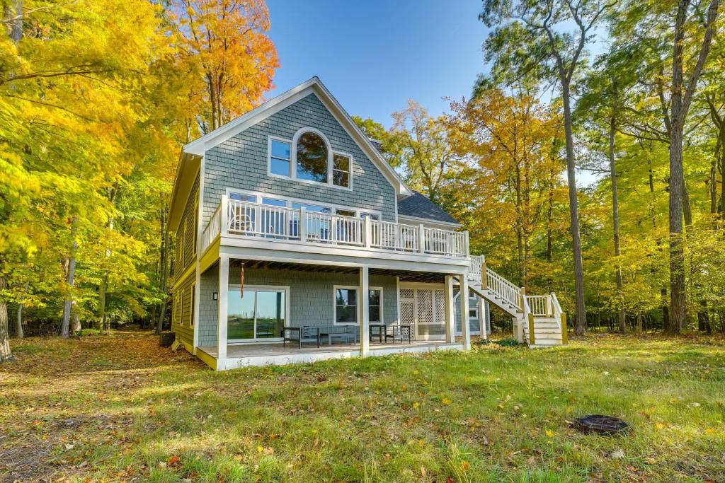 Spacious Cottage on Lake Michigan Stunning Views! photo 1