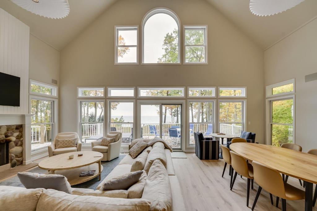 Spacious Cottage on Lake Michigan Stunning Views! photo 2