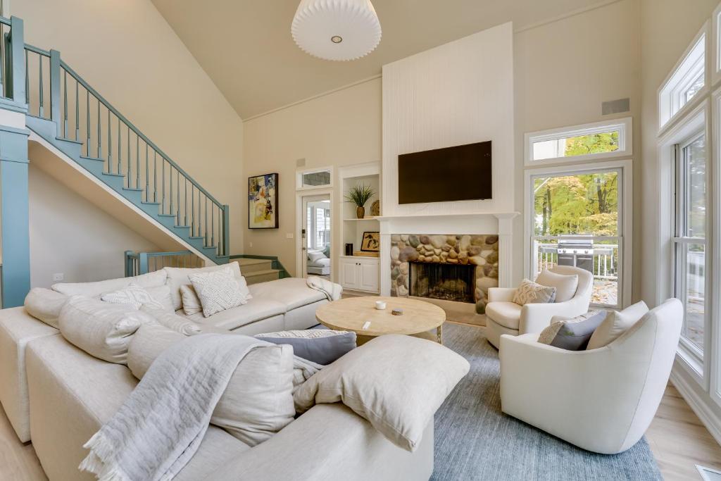 Spacious Cottage on Lake Michigan Stunning Views! photo 4