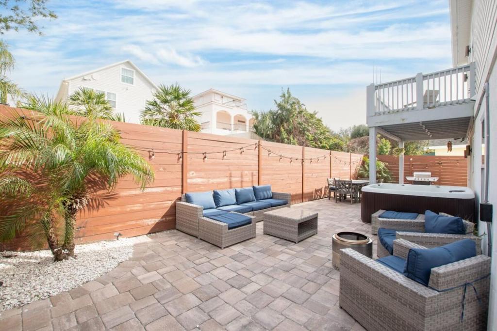 4BR house, 2 blocks from the beach