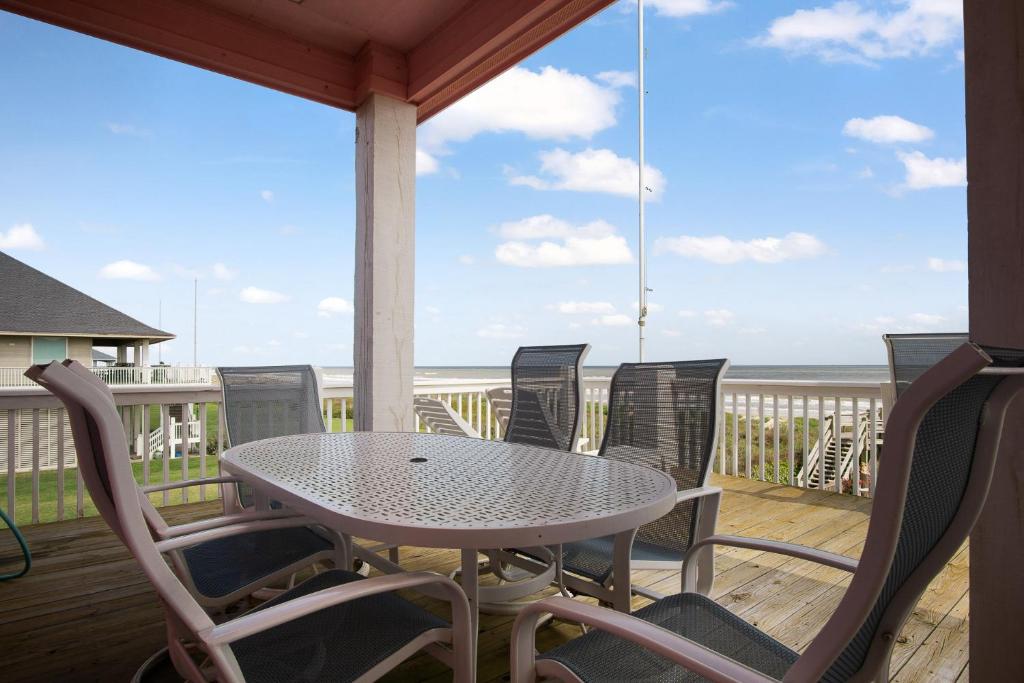 Beach Front Cottage with Beautiful Ocean Views! photo 3