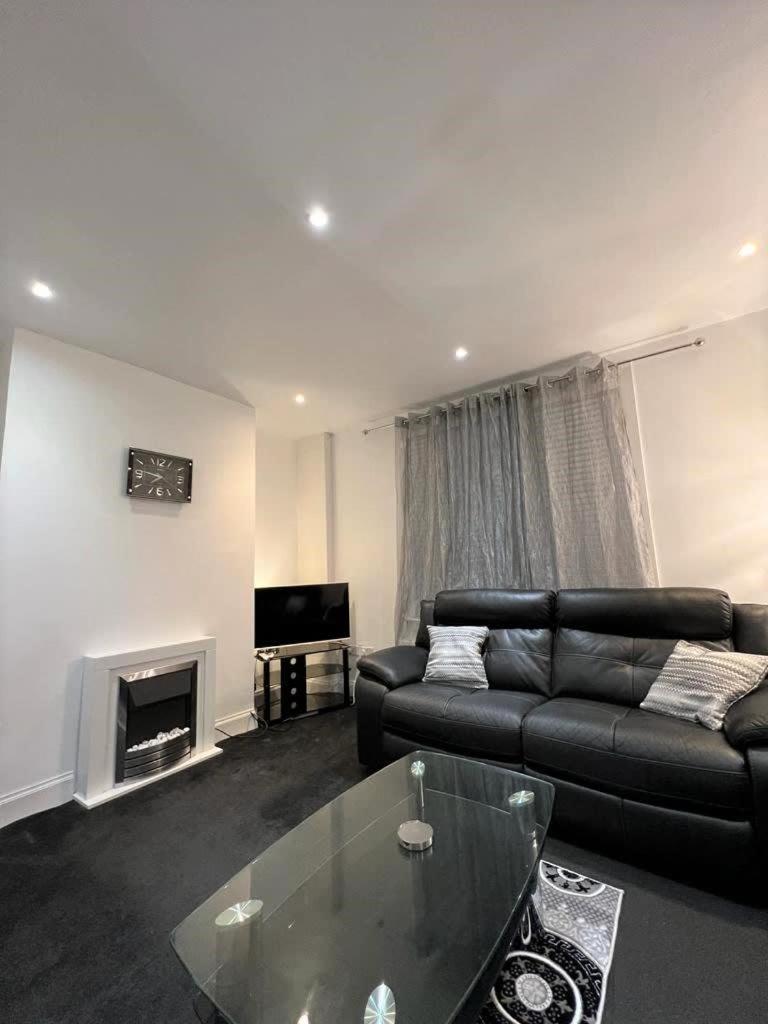 Lovely 2 Bed Apt close to Silverburn Mall - Tap to explore photos
