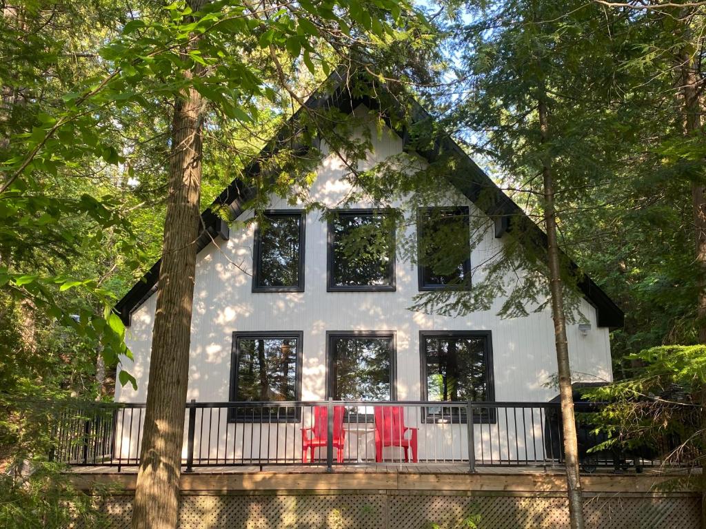 Waterfront Chalet Serendipity Hideaway - Cachette Sérendipité - Swim SUPs BBQ Relax w Wifi photo 4
