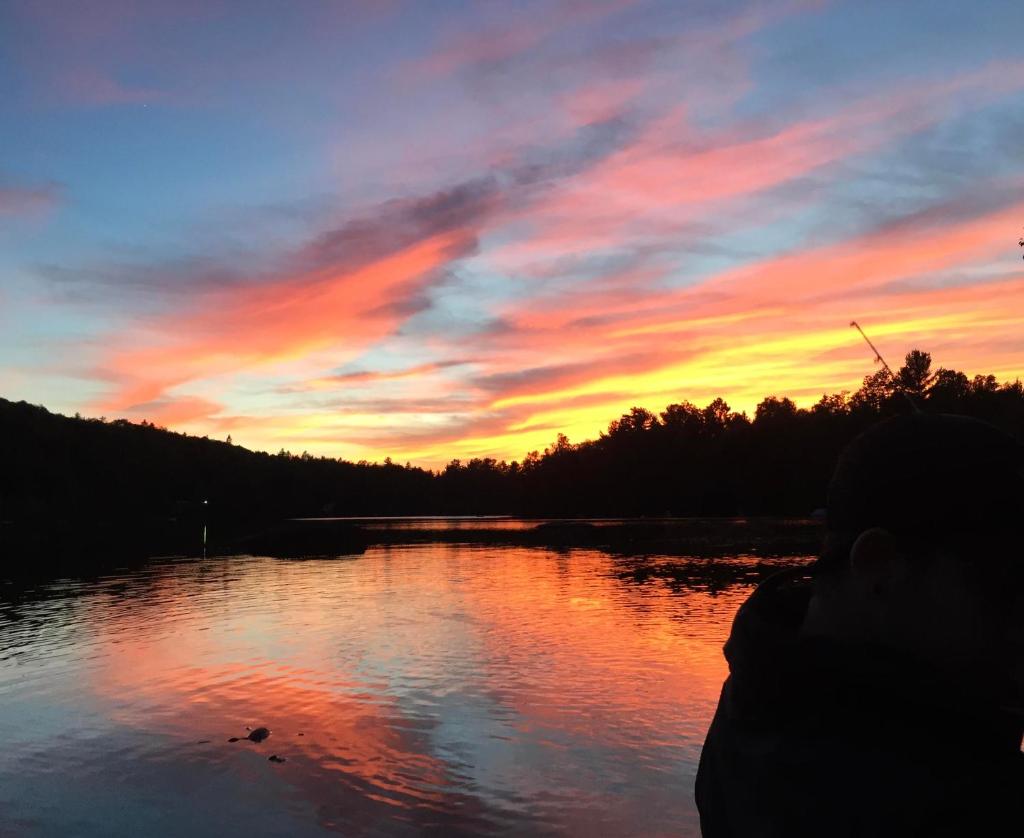Waterfront Chalet Serendipity Hideaway - Cachette Sérendipité - Swim SUPs BBQ Relax w Wifi photo 1
