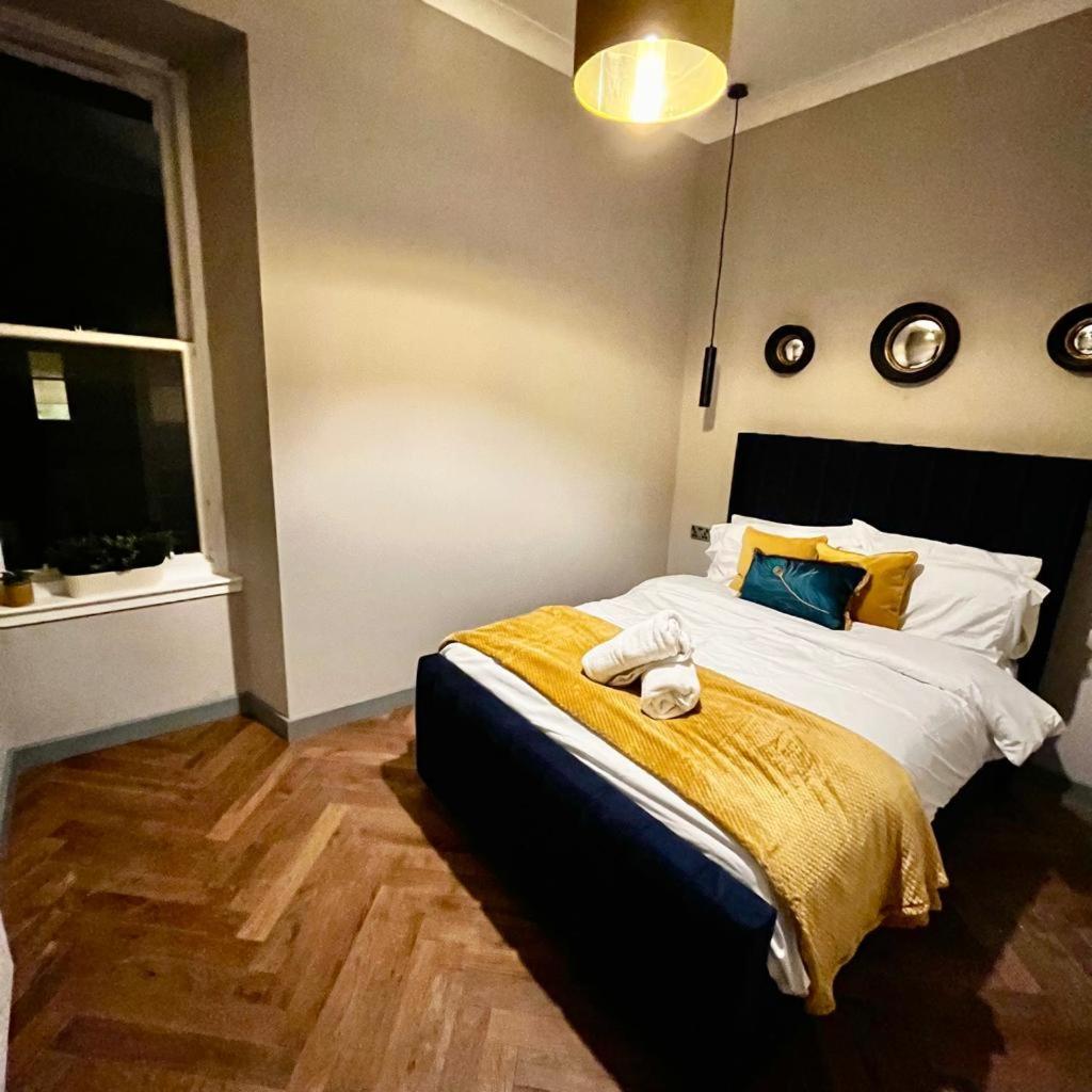 1 bed Apt in West End - Tap to explore photos