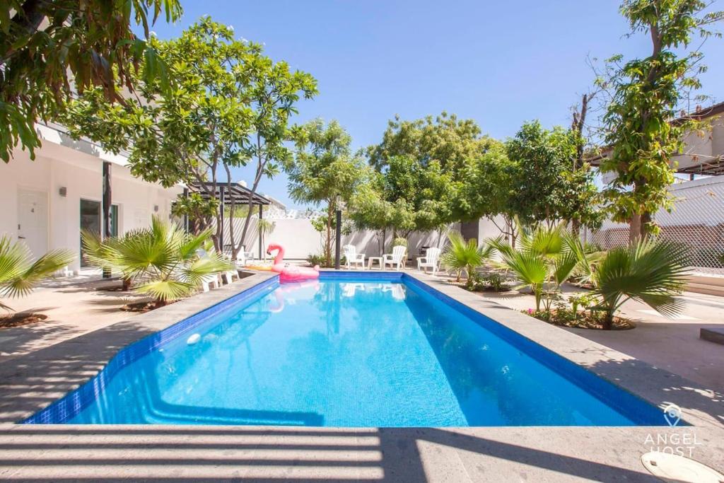 Downtown studio pool BBQ near all the hotspots