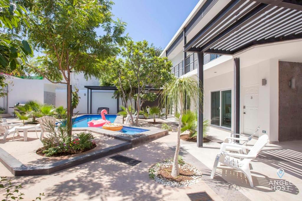 Downtown studio pool BBQ near all the hotspots photo 1