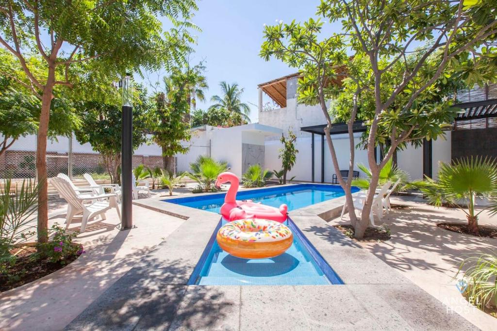 Downtown studio pool BBQ near all the hotspots photo 3