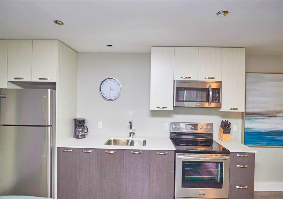 Luxury Boutique 2 Bedroom Condo - 1B photo 2