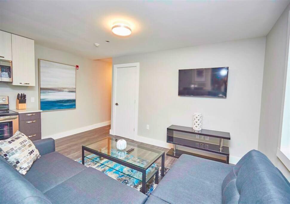 Luxury Boutique 2 Bedroom Condo - 1B photo 3