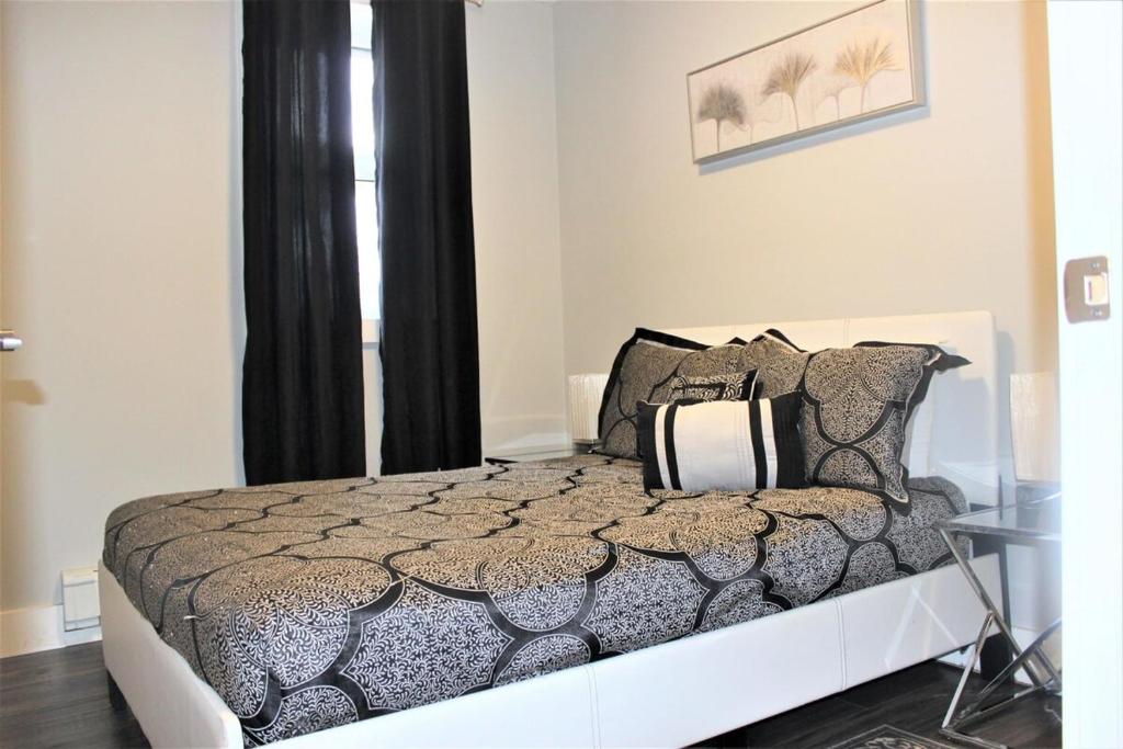 Luxury Boutique 2 Bedroom Condo - 1B photo 4
