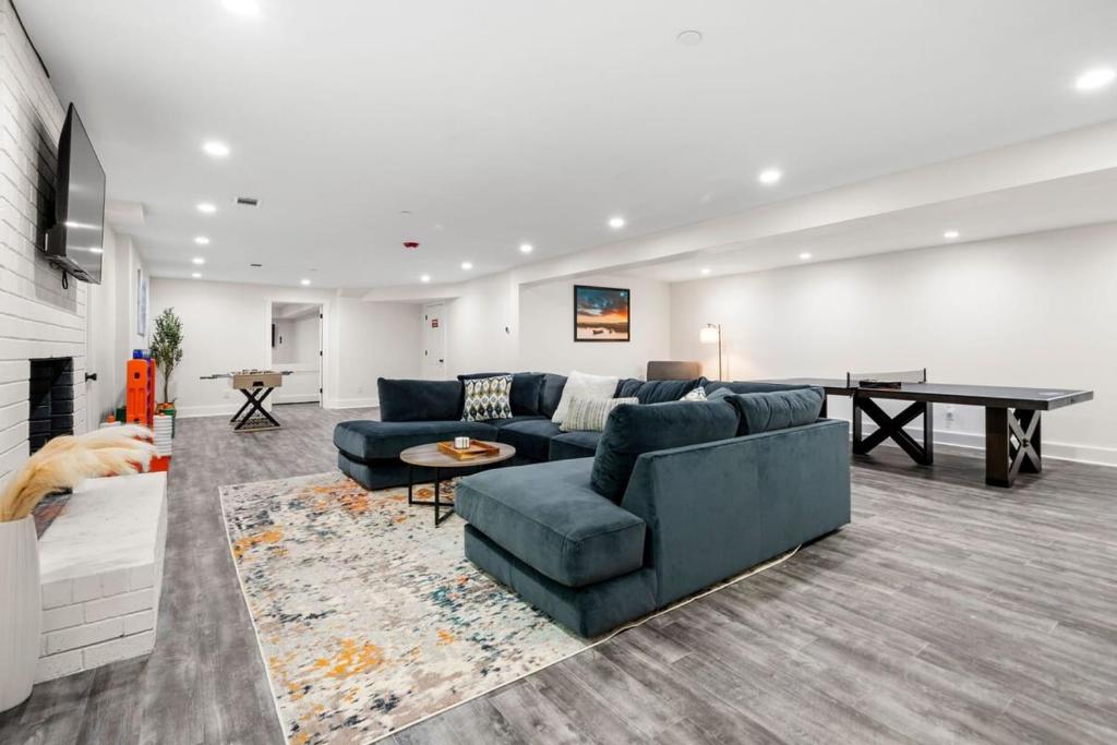 Expansive & Spacious Estate w Pool + Tennis Court photo 1