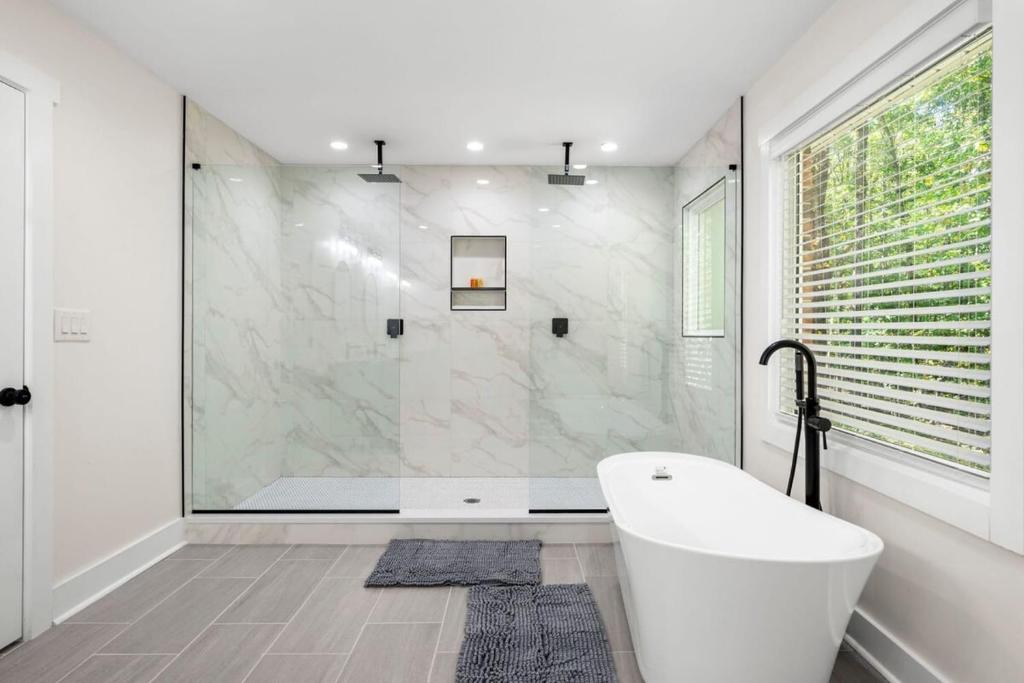 Expansive & Spacious Estate w Pool + Tennis Court photo 3