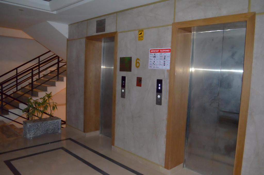 Landmark III High Rated Apartment photo 4