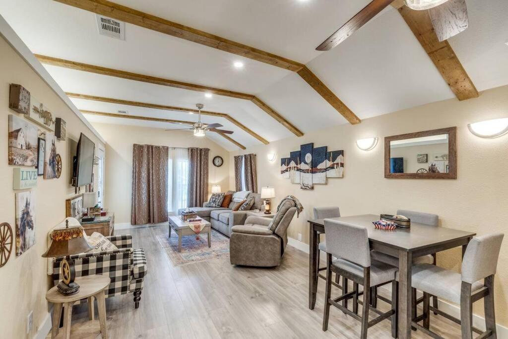 Stockyards Cowtown Outpost-Less than 4 minutes to StockYards-Sleeps 8 photo 1